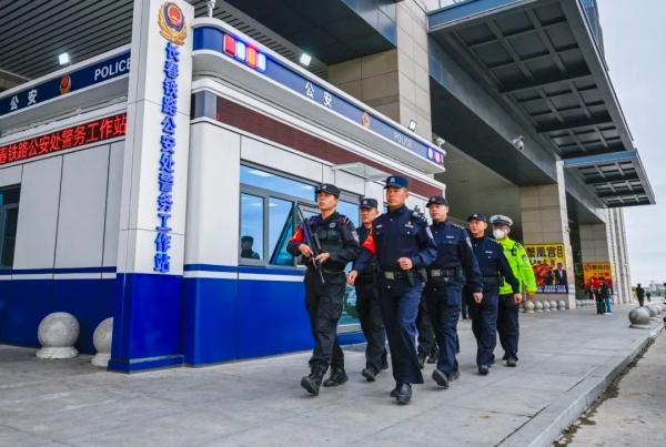 长春西站惊现最亮警务室，旅客报警求助一步直达  第3张