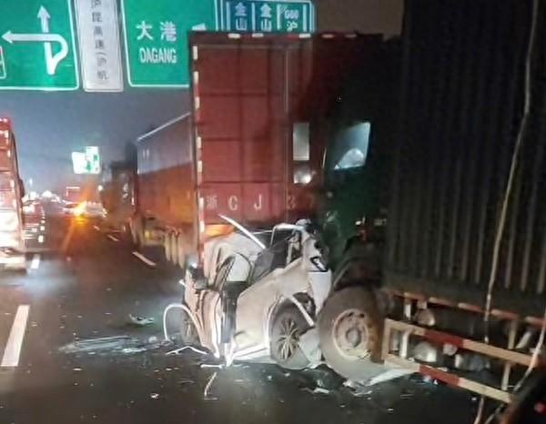 G1503 上海绕城高速多车追尾，轿车遭前后夹击，驾驶员竟奇迹生还  第1张