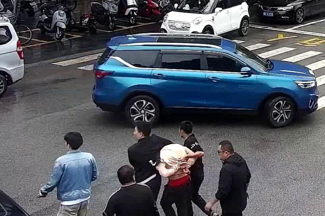 一夜之间 10 余辆豪车车内钱财不翼而飞，竟是因为这个  第2张