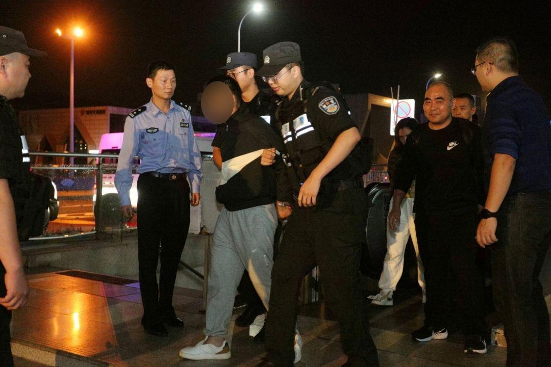 一夜之间 10 余辆豪车车内钱财不翼而飞，竟是因为这个  第4张