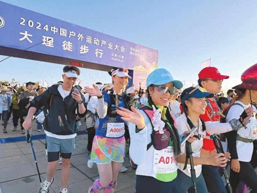 大理徒步行：4000 人齐聚洱海生态廊道，体验自然与文化之美