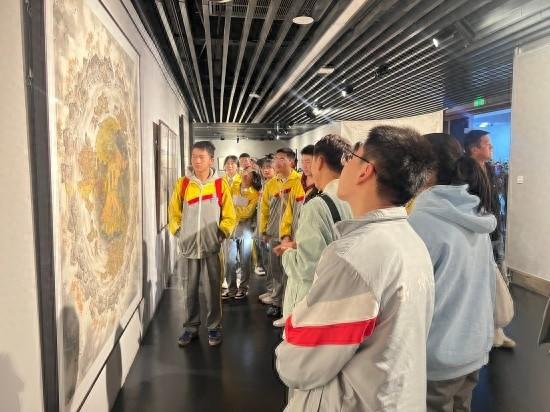 青海美术馆开展马玉林马天宝作品展，85 件作品呈现两代画家传承沿袭