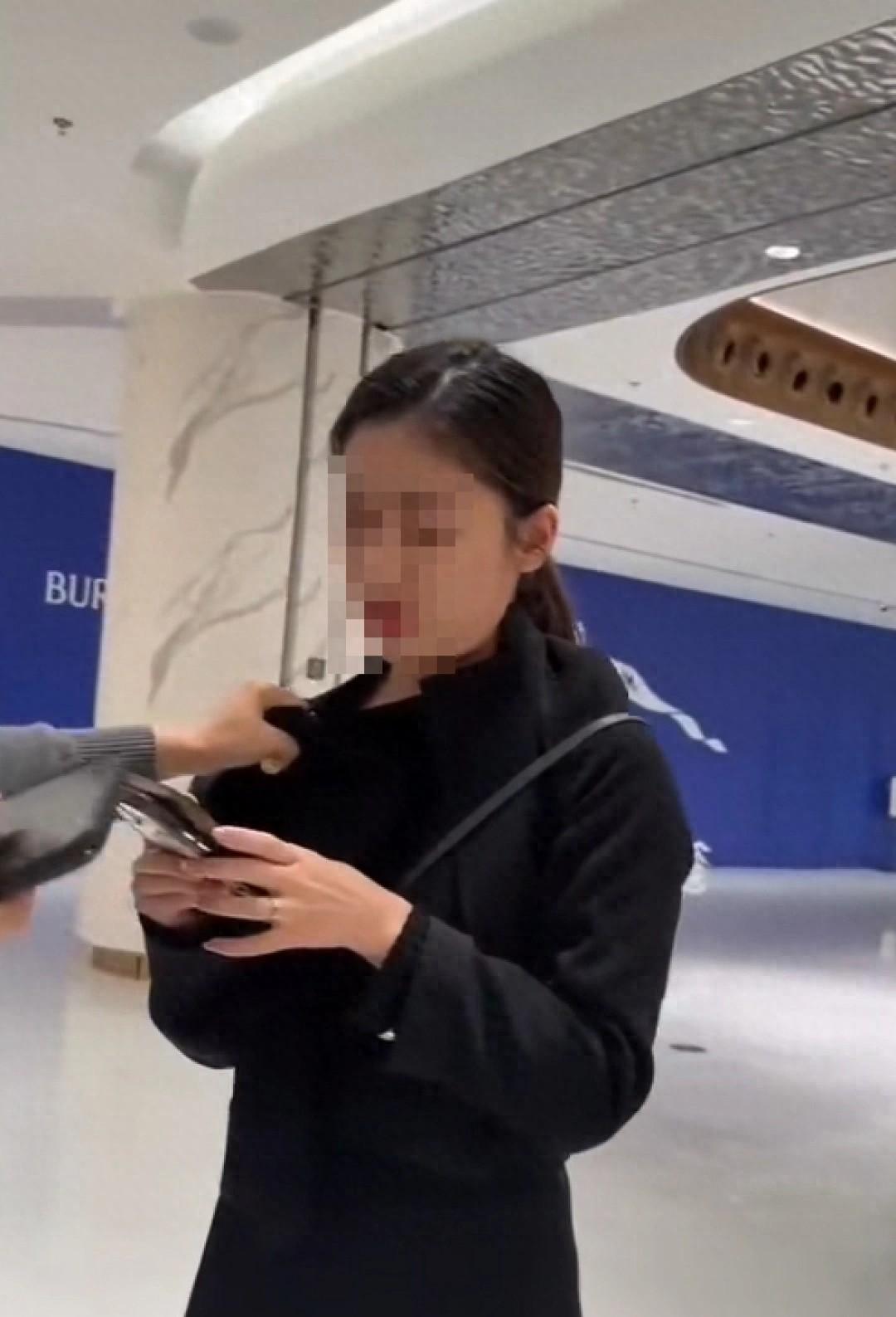LV 女销售与男顾客暧昧聊天，原配大闹商场，这瓜你吃了吗？  第1张