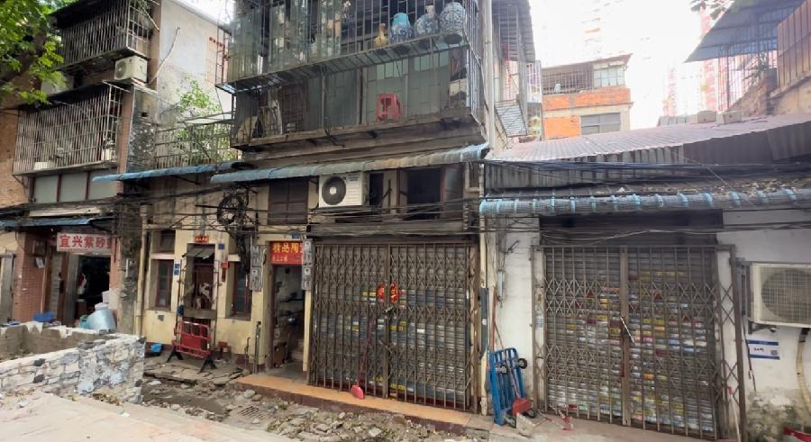 挖宝人闯进无人居住房屋，从家门口挖到屋内，竟只为寻宝？