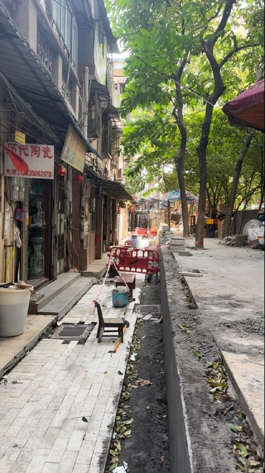 挖宝人闯进无人居住房屋，从家门口挖到屋内，竟只为寻宝？  第2张