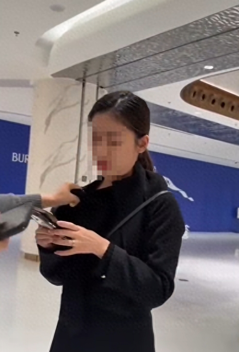 LV 女销售与男顾客暧昧聊天被原配大闹商场，事件背后真相令人咋舌  第1张