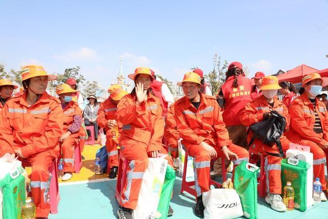 呈贡区举办垃圾分类公益宣传活动，50 名环卫工人代表获慰问  第2张