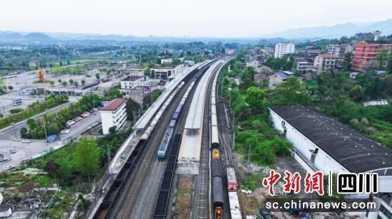 数百名施工作业人员深夜奔赴，只为达成、襄渝铁路大修集中修  第2张