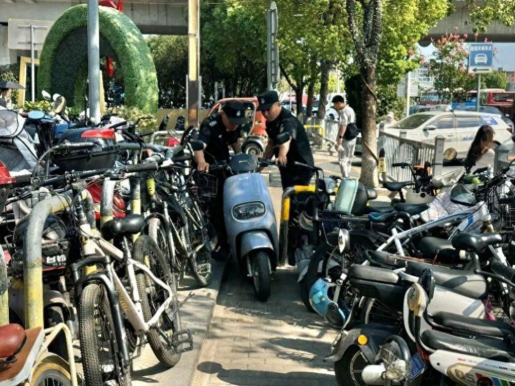 地铁站被非机动车淹没，城市交通秩序何去何从？