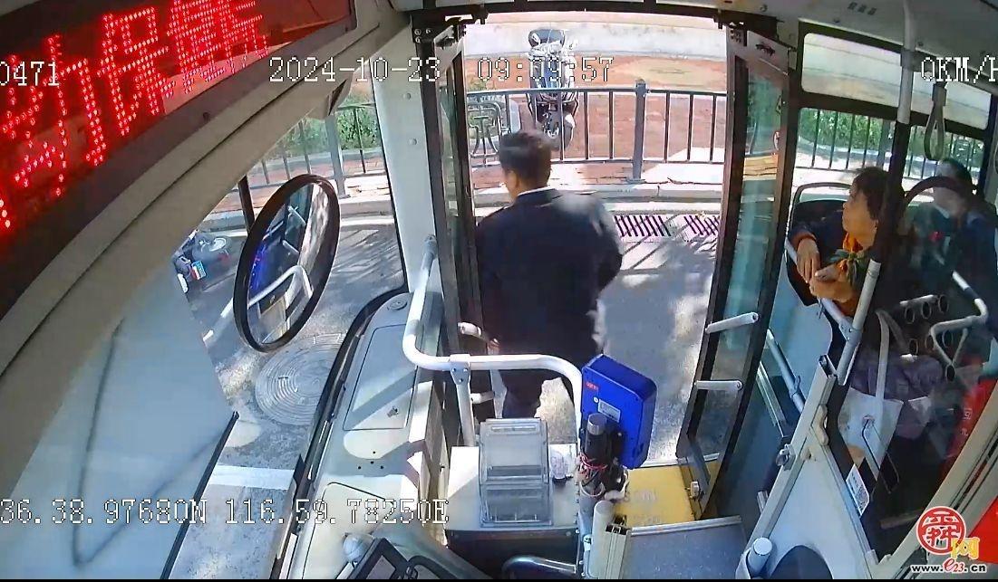济南公交司机扶起摔倒市民，乘客纷纷点赞，这背后的原因令人感动  第2张
