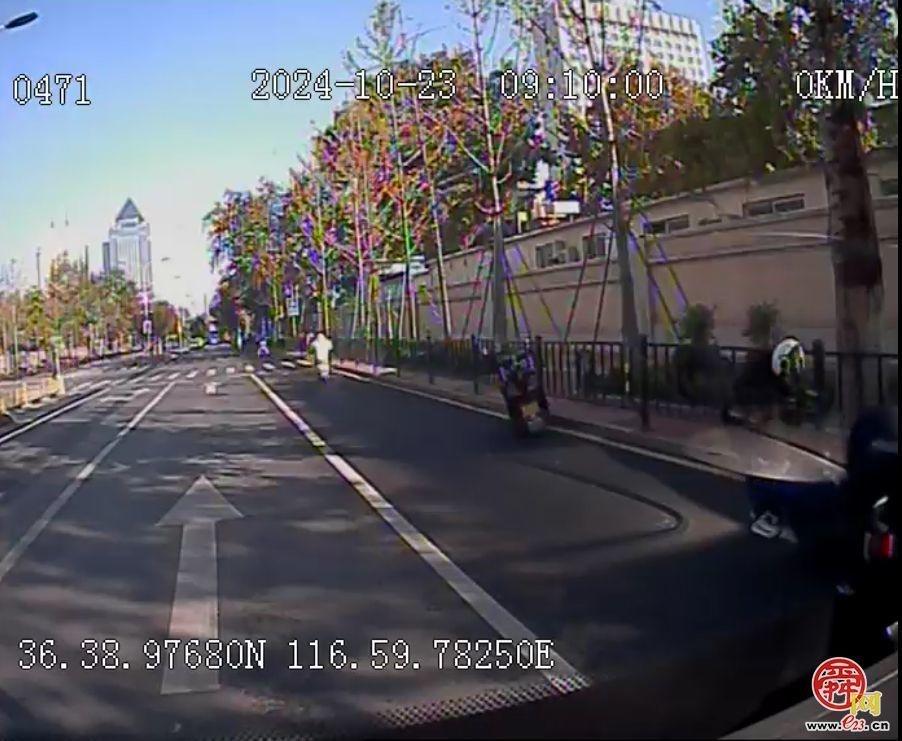 济南公交司机扶起摔倒市民，乘客纷纷点赞，这背后的原因令人感动  第3张