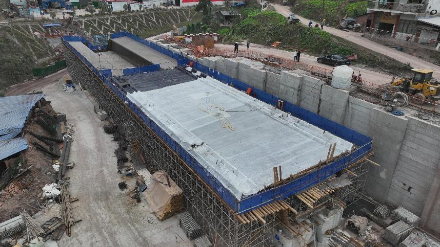 西渝高铁康渝段樊哙站 1 号六线特大桥首片简支梁成功浇筑  第3张