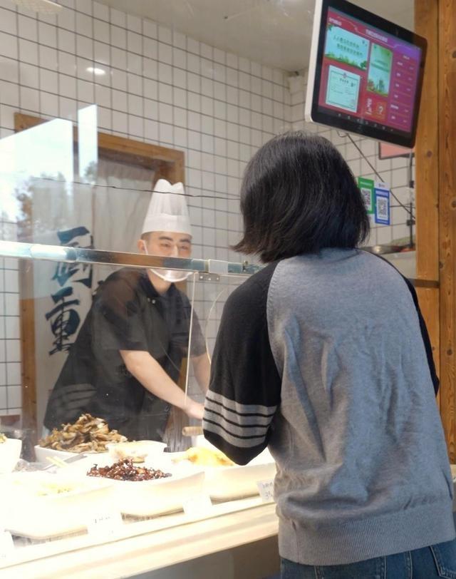 宁波一菜市场小店推出代炒业务，价格实惠，顾客盈门  第2张