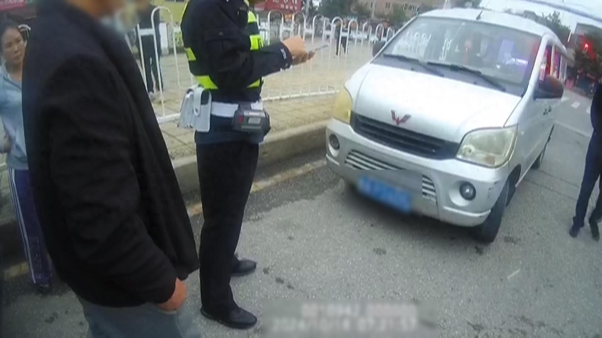 核载 7 人面包车竟塞 13 人！贵阳交警：严惩不贷  第1张