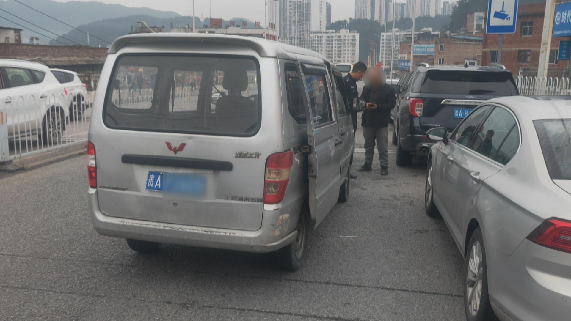 核载 7 人面包车竟塞 13 人！贵阳交警：严惩不贷  第2张