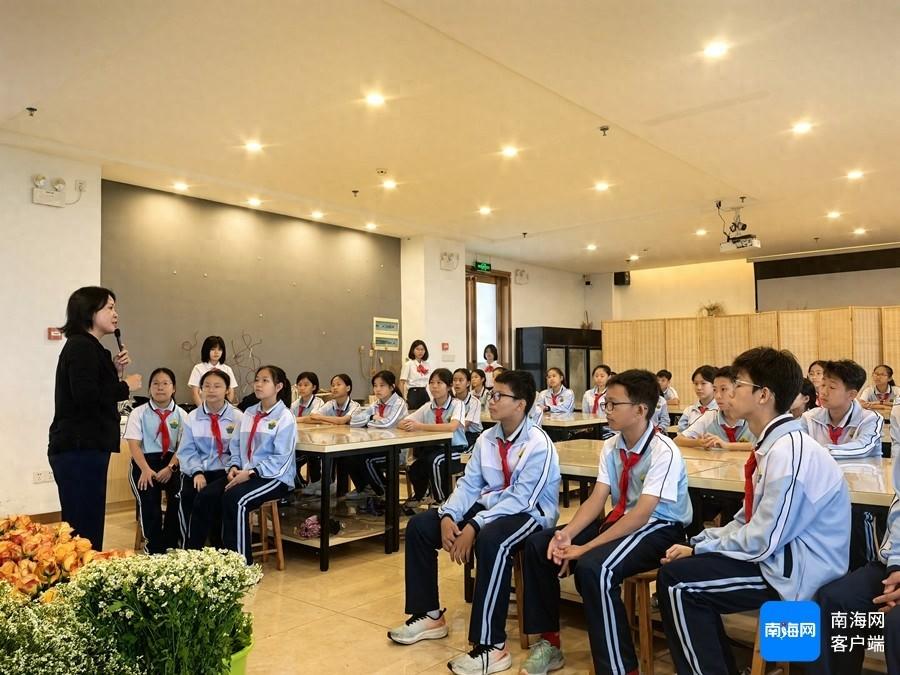 海口学生走进职业学校，体验插花艺术，开启未来职业探索之旅