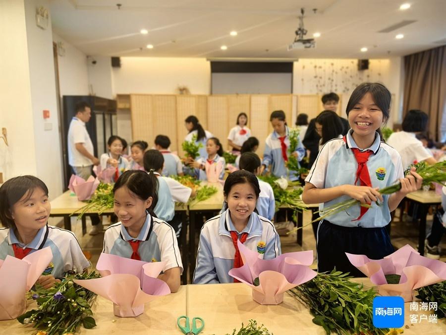 海口学生走进职业学校，体验插花艺术，开启未来职业探索之旅  第2张