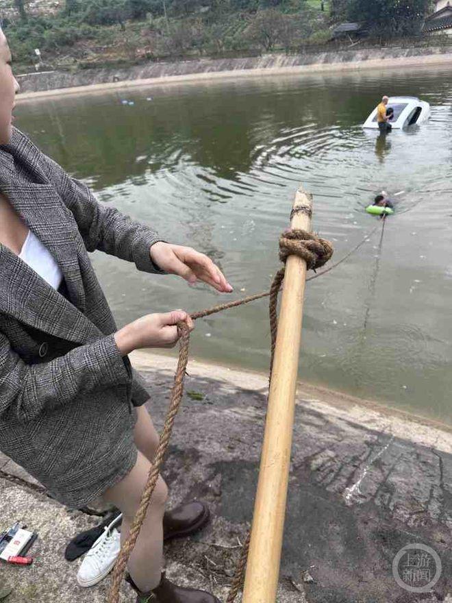 重庆护士瞿丹：巧用竹竿游泳圈，勇救两名落水男子  第2张