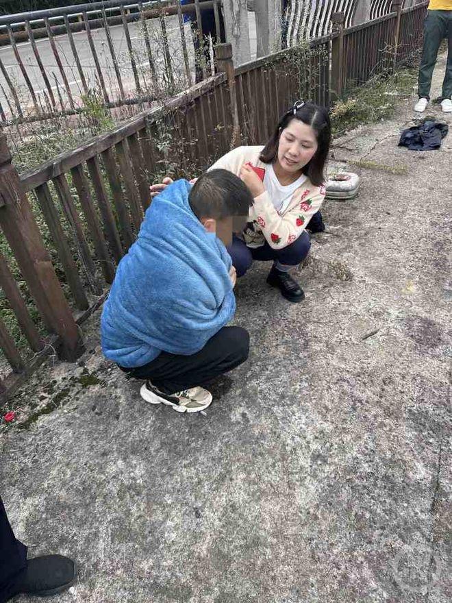 重庆护士瞿丹：巧用竹竿游泳圈，勇救两名落水男子  第3张
