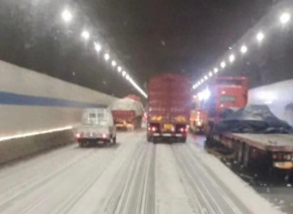 郊环隧道内竟下雪了？原因令人哭笑不得