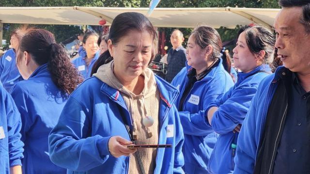 100 余位居民热情参与！高桥街道趣味·重阳运动会精彩纷呈  第2张