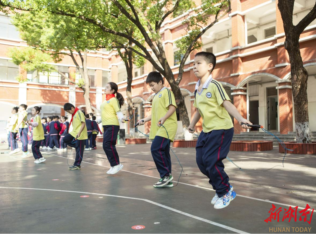 近千名小运动员齐聚岳麓区溁湾路小学，你猜发生了什么？  第2张
