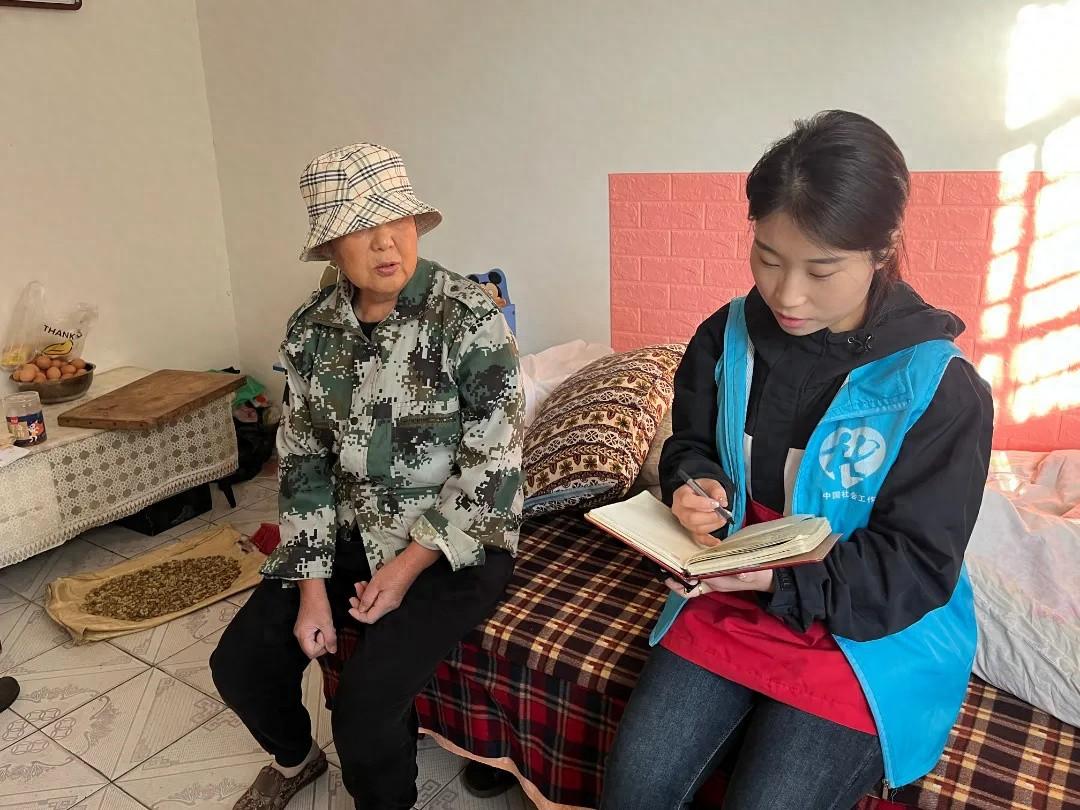 降温突袭，焦作市马村区冯营街道工作人员如何温暖老人心？  第1张