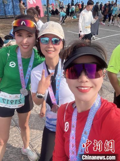 2024 石家庄女子半程马拉松赛：近万名女性跑者激情开跑，肯尼亚选手夺冠  第3张