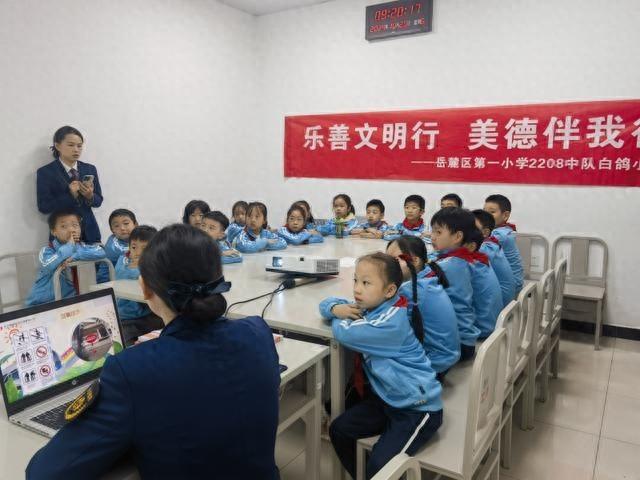 2208 班的同学们在地铁站开展文明劝导实践活动，你参加了吗？  第1张
