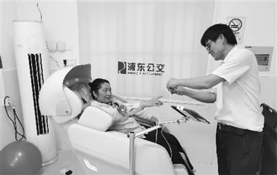 公交司机的秘密武器：智能减压舱如何拯救他们的身心健康？  第1张