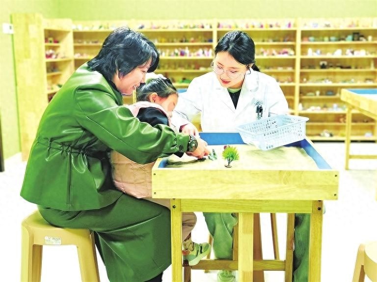 7岁孤儿聪聪在医院被20多名医护人员轮流照顾，智力奇迹般提升至2岁多  第1张