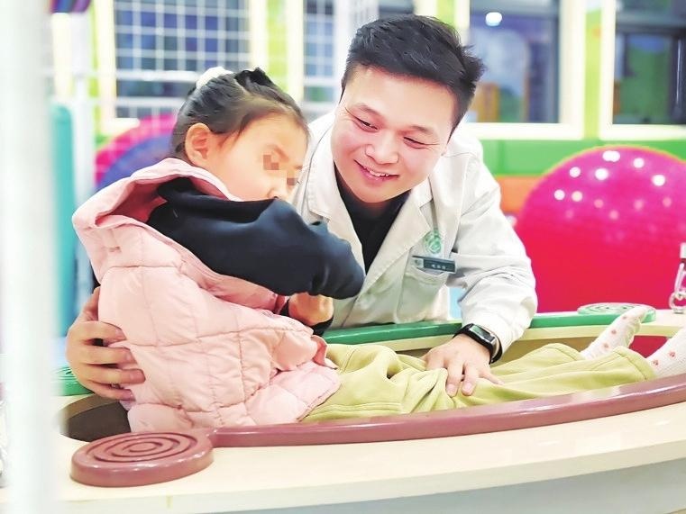 7岁孤儿聪聪在医院被20多名医护人员轮流照顾，智力奇迹般提升至2岁多  第2张