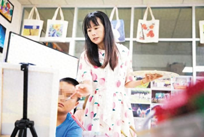 从孤独症孩子的妈妈到900多名孩子的爱心妈妈：胡晓花如何点亮星星的希望