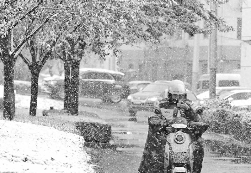 大连初雪来袭，全市交通部门紧急行动，确保市民安全出行无忧  第1张