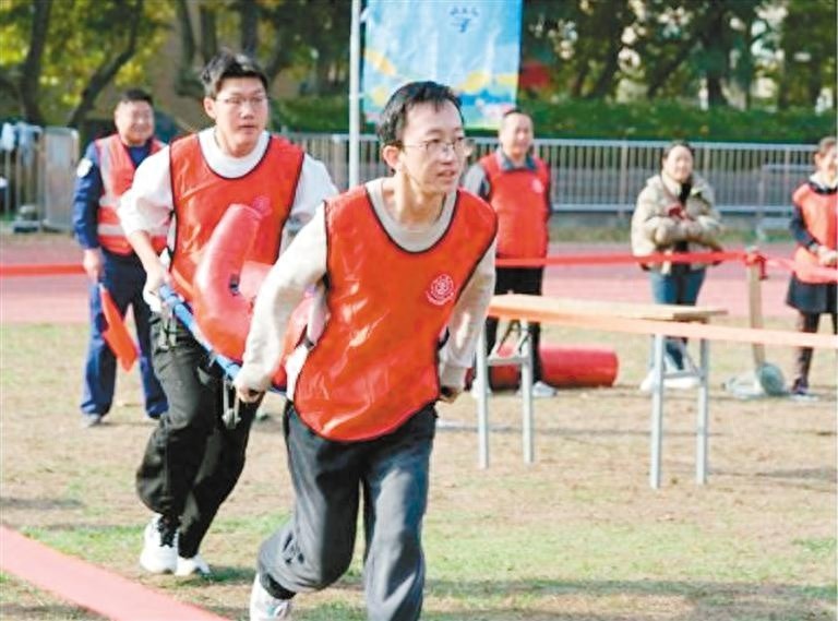西安交大消防运动会：49支学生队伍与23支教职工队伍同场竞技，消防保龄球成加赛亮点