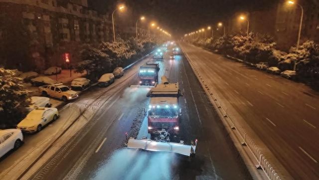 沈阳初雪来袭，2368台除雪设备全城出动，环卫工人夜以继日守护道路安全  第1张
