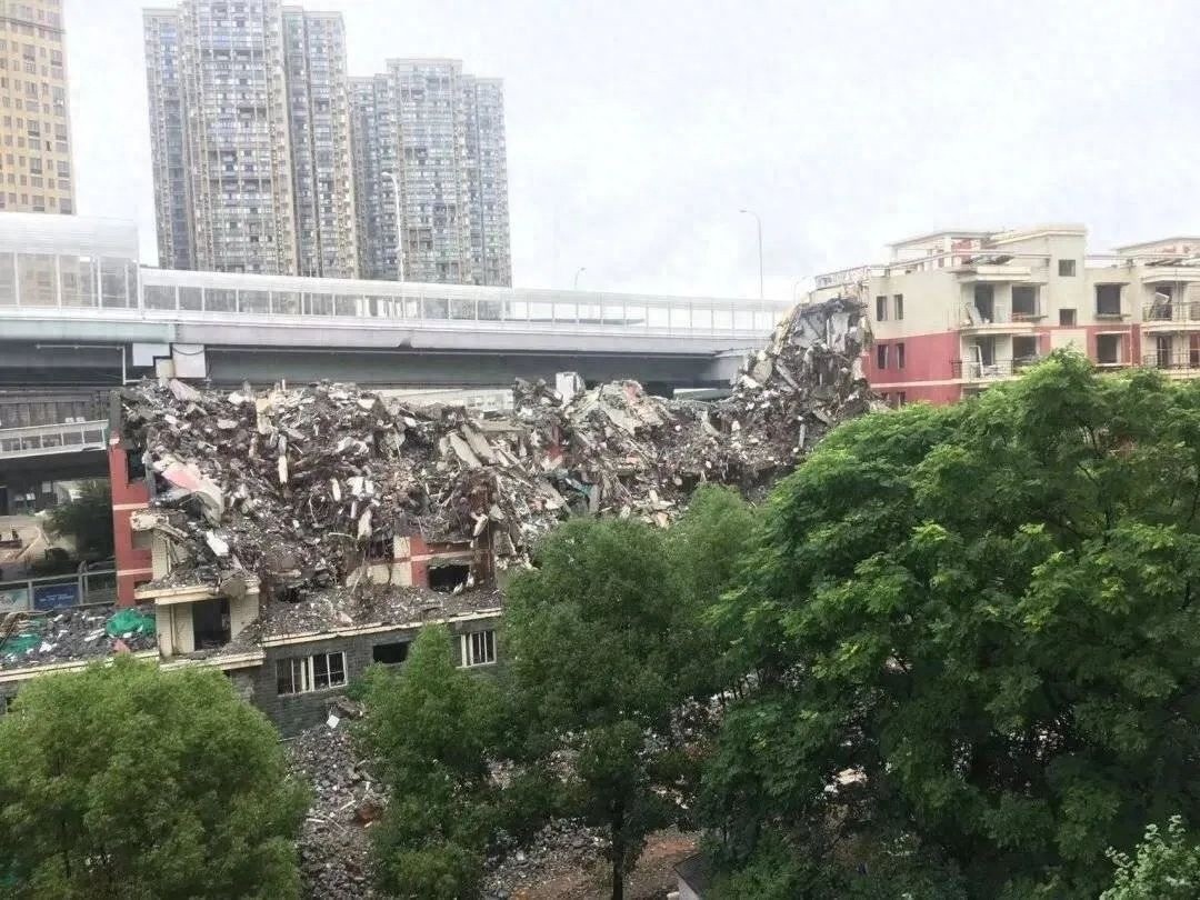 武汉地铁11号线改线风波：钉子户如何影响城市交通大动脉？  第1张