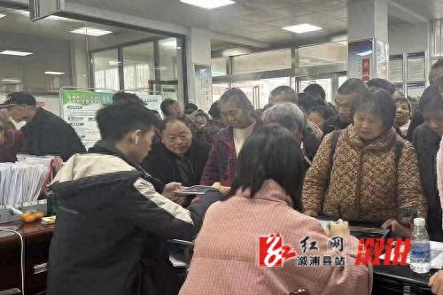 三江镇政府携手农行，现场为居民升级第三代社保卡，便民服务暖人心