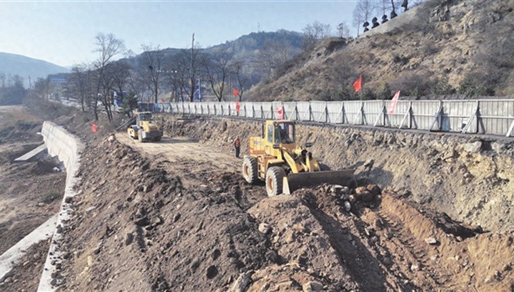 冷空气来袭，国道207线灾毁恢复重建工程白羊岭段施工现场热火朝天，争分夺秒抢工期  第1张