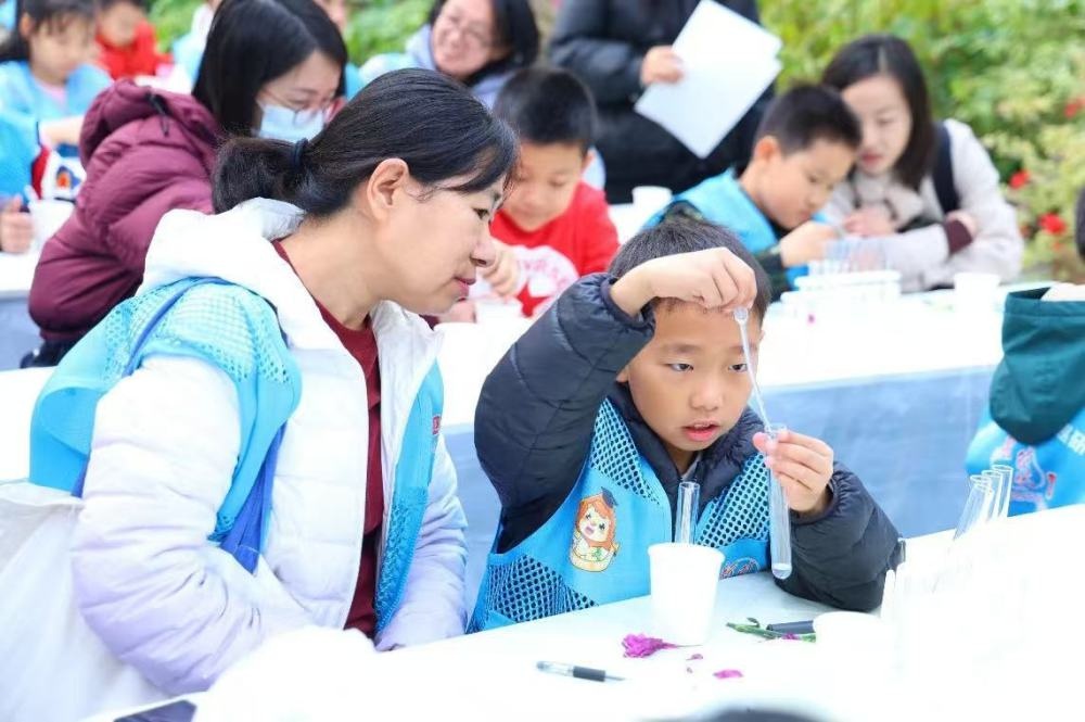 揭秘花园城市：15组亲子家庭探秘世界花卉大观园，变色花实验惊艳全场  第2张