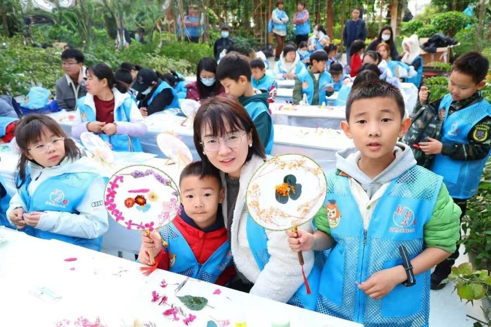 揭秘花园城市：15组亲子家庭探秘世界花卉大观园，变色花实验惊艳全场  第3张