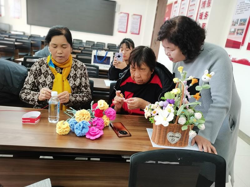 巧手编织幸福生活：20余名手工编织爱好者共创绚丽花篮，匠心独运技艺引赞叹  第2张