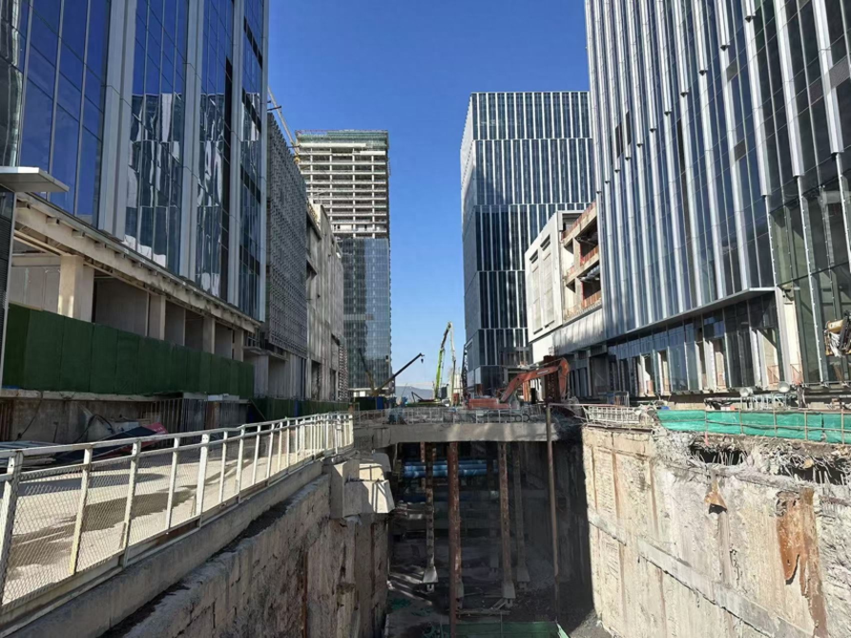 地下巨变！江北新区地下空间一期项目揭秘，地铁4号线二期段地下6层盾构井洞门浇筑完成