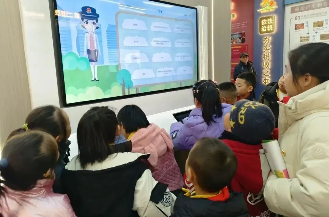 11月25日,陈巴尔虎旗巾帼红携手税务蓝,为孩子们开启趣味税宣之旅 第2张 11月25日,陈巴尔虎旗巾帼红携手税务蓝,为孩子们开启趣味税宣之旅 第2张