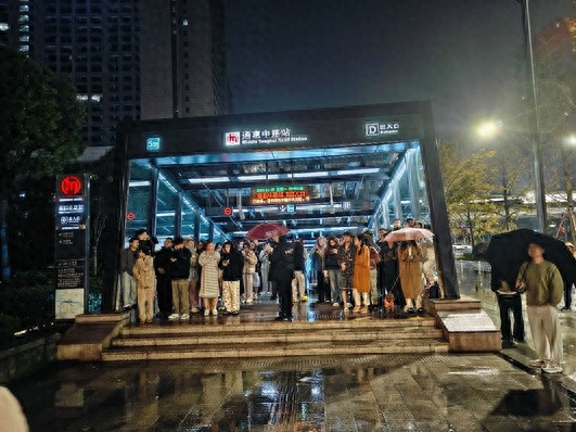 杭州地铁站惊现300人紧急避难，背后原因竟是这场突如其来的火情  第1张