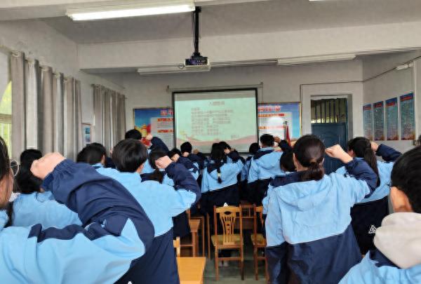 23名学生青春誓言：阳光下的庄严承诺，共青团新篇章开启  第1张