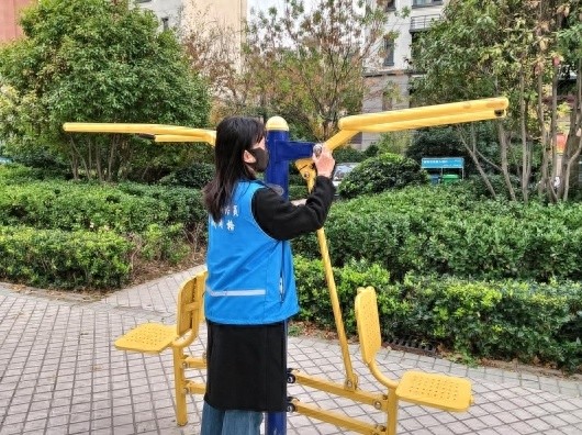 济宁市任城区南张街道碧桂园网格工作站开展健身器材安全排查，确保居民健身安全  第1张