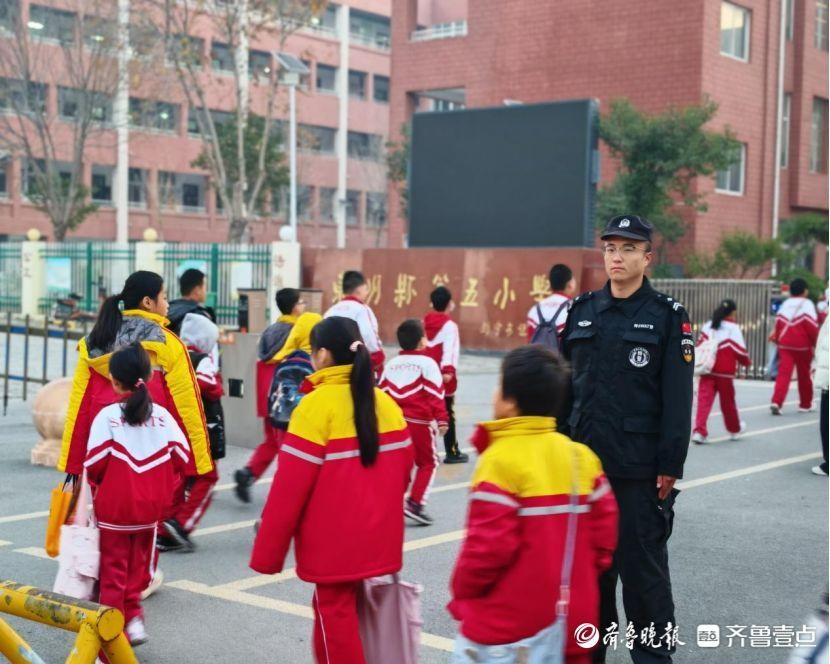 东明公安多警种联动护学，筑牢校园安全防线，家长安心社会满意  第3张