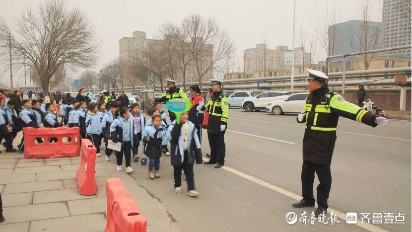 东明公安多警种联动护学，筑牢校园安全防线，家长安心社会满意  第5张
