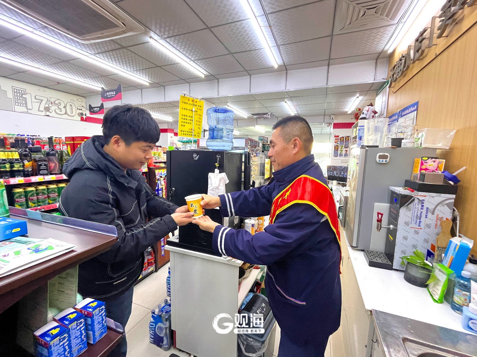 青岛公交爱心候车室全面开放，暖身贴与发热鞋垫温暖市民出行路  第4张